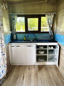 Photo of the kitchenette with opened doors